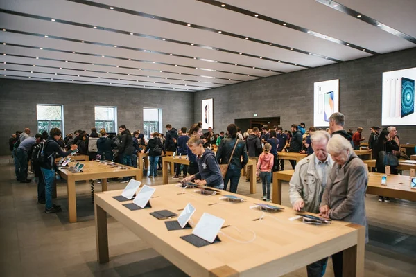 Berlin, 2 Ekim 2017: yeni gelişmiş tablet Ipad Pro resmi Apple Store sunulması. Alıcı bakmak ve yeni araçlar satın almak için deneyin.