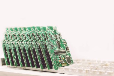 Bilgisayar panoları üst üste hazır. Bilgisayar teknolojileri. Yedek parçalar