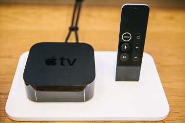 Berlin, 2 Ekim 2017: sunu yeni Apple ürünleri resmi Apple Store. Apple Tv uzaktan kumanda masanın üzerinde yatan bir modern gelişmiş bloğu.