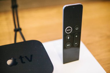 Berlin, 2 Ekim 2017: sunu yeni Apple ürünleri resmi Apple Store. Apple Tv uzaktan kumanda masanın üzerinde yatan bir modern gelişmiş bloğu.