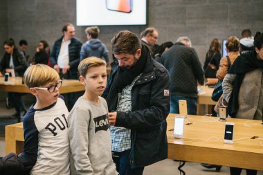 Berlin, 2 Ekim 2017: iphone 8 ve 8, artı ve yeni Apple ürünleri satış resmi Apple Store iphone tanıtımı. Alıcılar yeni iphone izliyor. Uzun zamandır beklenen olay.