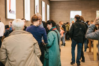 Berlin, 2 Ekim 2017: iphone 8 ve 8, artı ve yeni Apple ürünleri satış resmi Apple Store iphone tanıtımı. Alıcılar yeni iphone izliyor. Uzun zamandır beklenen olay.