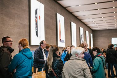 Berlin, 2 Ekim 2017: iphone 8 ve 8, artı ve yeni Apple ürünleri satış resmi Apple Store iphone tanıtımı. Alıcılar yeni iphone izliyor. Uzun zamandır beklenen olay.