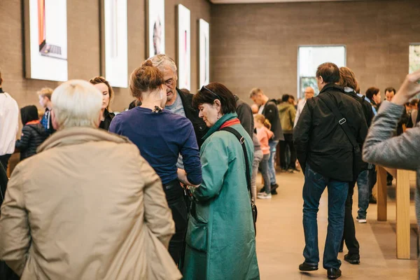 Berlin, 2 Ekim 2017: iphone 8 ve 8, artı ve yeni Apple ürünleri satış resmi Apple Store iphone tanıtımı. Alıcılar yeni iphone izliyor. Uzun zamandır beklenen olay.