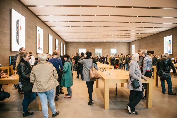 Berlin, 2 Ekim 2017: iphone 8 ve 8, artı ve yeni Apple ürünleri satış resmi Apple Store iphone tanıtımı. Alıcılar yeni iphone izliyor. Uzun zamandır beklenen olay.