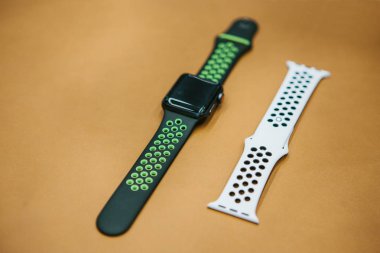 Berlin, 2 Ekim 2017: sunu yeni Apple ürünleri resmi Apple Store. Modern gelişmiş Apple Watch Nike artı masanın üstüne bir kayış ile.