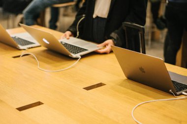 Berlin, 2 Ekim 2017: sunu yeni Apple ürünleri resmi Apple Store. Alıcılar için satın almak belgili tanımlık yeni Macbook yandaş izliyor. Uzun zamandır beklenen olay.