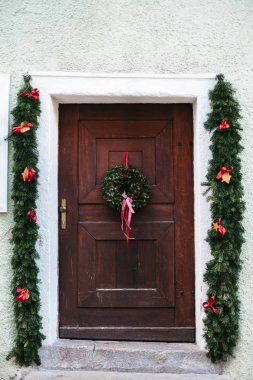 Noel dekorasyonu ile güzel bir geleneksel çelenk kapı. Ev dekorasyon Noel Kutlamaları.