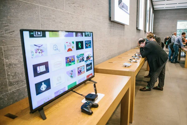 Berlim, 2 de outubro de 2017: apresentação de novos produtos Apple na loja oficial da Apple. Os compradores estão assistindo o novo iPad Pro e outros produtos da Apple para compra. O evento há muito esperado . — Fotografia de Stock