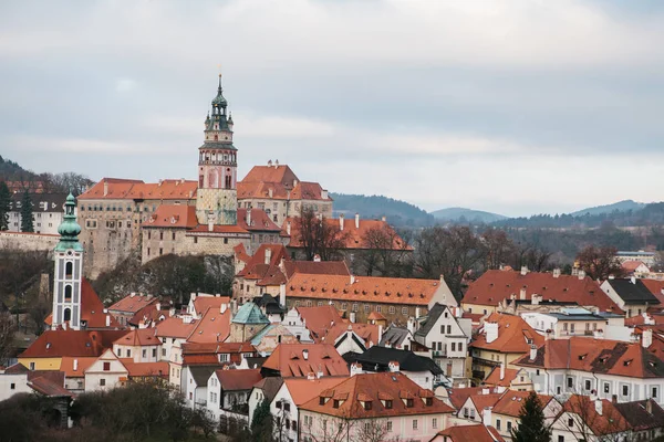 Uma vista fabulosamente bonita da cidade de Cesky Krumlov, na República Checa. Lugar favorito de turistas de todo o mundo. Uma das mais belas cidades pequenas incomuns do mundo . — Fotografia de Stock
