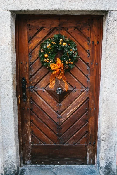 Dekorację świąteczną drzwi z piękny wieniec tradycyjny. Z okazji Bożego Narodzenia, dekorowanie domu. — Zdjęcie stockowe