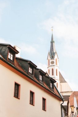 St. Vitus kilise ve Çek Cumhuriyeti'nde Cesky Krumlov evde ilginç bir bakış. Kilise, kentin önemli turistik biridir.