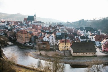 St. Vitus Kilisesi, evler ve Çek Cumhuriyeti'nde Cesky Krumlov Nehri manzarası. Kilise, kentin önemli turistik biridir.