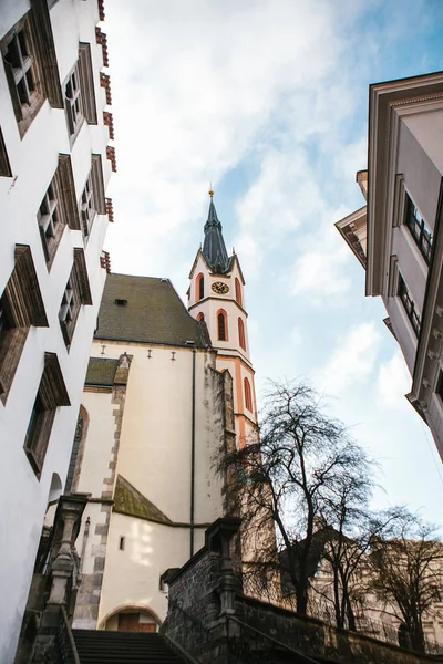 Görünümü arka planı gökyüzü ve Çek Cumhuriyeti'nde Cesky Krumlov evlerde St. Vitus Kilisesi. Kilise, kentin önemli turistik biridir.
