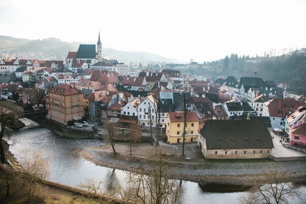 St. Vitus Kilisesi, evler ve Çek Cumhuriyeti'nde Cesky Krumlov Nehri manzarası. Kilise, kentin önemli turistik biridir.