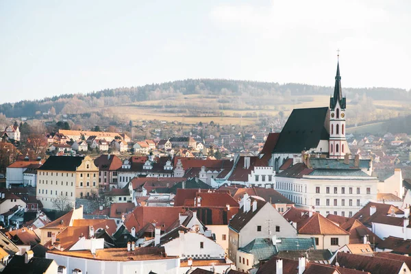 Vista de la ciudad de las casas y la Iglesia de San Vito en Cesky Krumlov en la República Checa. La iglesia es uno de los principales lugares de interés de la ciudad . —  Fotos de Stock