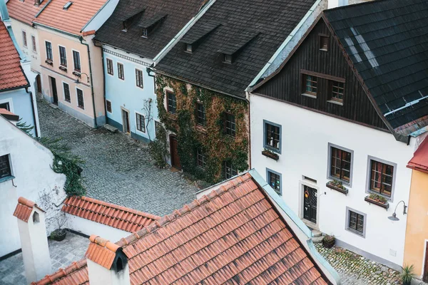 Hermosa calle en otoño en Cesky Krumlov en la República Checa. Una de las ciudades inusuales más bellas del mundo. Europa . — Foto de Stock