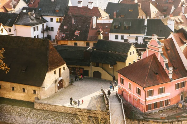 Une vue de l'air à de belles maisons et rues authentiques dans la ville de Cesky Krumlov en République tchèque. Une des plus belles petites villes du monde. Europe . — Photo
