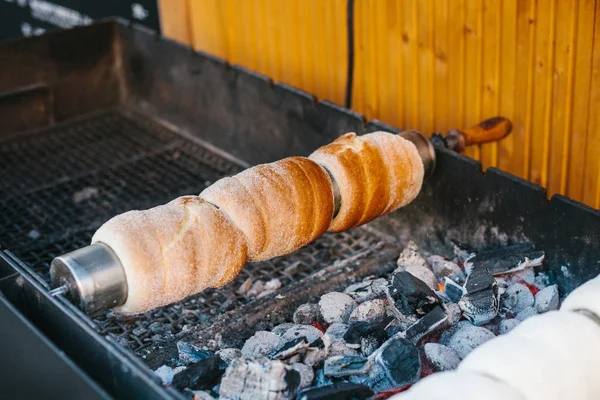 Traditional Czech sweet treat Trdelnik. Приготовить на специальных деревянных шампурах над горячими углями. Популярное блюдо среди туристов . — стоковое фото