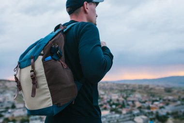 Göreme şehir Türkiye'de üzerinde batımını turist olan yüksek bir noktada. Cappadocia. Turizm, dinlenme, tatil.