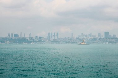 Güzel mavi boğaz ve gökyüzü karşı Istanbul'ın Avrupa kısmı şaşırtıcı görünümü. Modern Istanbul. Türkiye'nin seyahat.