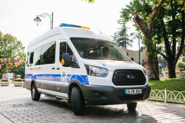 Istanbul, 15 Haziran 2017: Istanbul'da Sultanahmet Meydanı'nda polis arabası. Güvenlik tedbirlerinin yüksek turizm sezonunda güçlendirilmesi. Suça karşı nüfusun korunması.