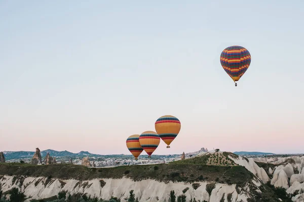 Το διάσημο τουριστικό αξιοθέατο της Καππαδοκίας είναι μια πτήση αέρα. Καππαδοκία είναι γνωστή όλο τον κόσμο ως ένα από τα καλύτερα μέρη για τις πτήσεις με αερόστατα. Καππαδοκία, Τουρκία. — Φωτογραφία Αρχείου