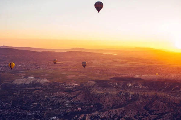 A famosa atração turística da Capadócia é um voo aéreo. A Capadócia é conhecida em todo o mundo como um dos melhores lugares para voos com balões. Capadócia, Turquia . — Fotografia de Stock