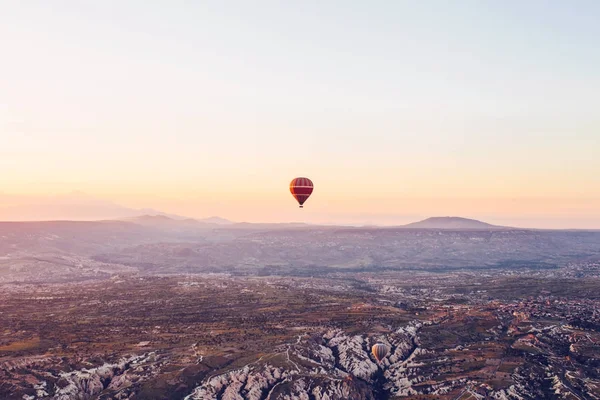 A famosa atração turística da Capadócia é um voo aéreo. A Capadócia é conhecida em todo o mundo como um dos melhores lugares para voos com balões. Capadócia, Turquia . — Fotografia de Stock