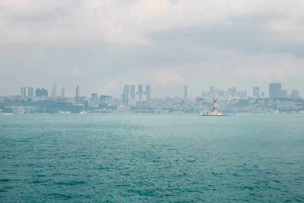 美しいブルーのボスポラス海峡と空に対してイスタンブールのヨーロッパの部分の素晴らしい景色。モダンなイスタンブール。トルコを旅行します。. — ストック写真