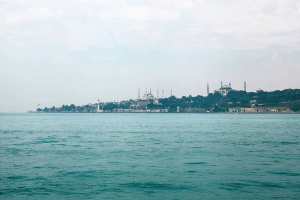 Красивый вид на Голубую мечеть также называют Султанахмет и Музей Айя София в европейской части Стамбула. Вид с Босфора. Турция . — стоковое фото