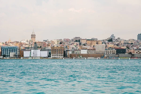 Вид на европейскую часть Стамбула на фоне красивого синего Босфора и неба. Современный Стамбул. Путешествие по Турции . — стоковое фото
