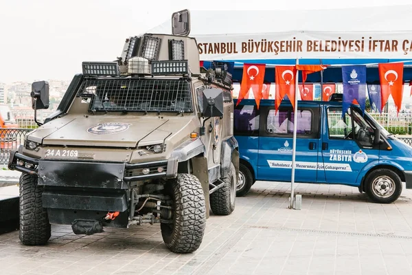 Istanbul, 15 Haziran 2017: Askeri makine ve İstanbul Buykeshehir bölgesinde bir polis arabası. Güvenlik tedbirlerinin yüksek turizm sezonunda güçlendirilmesi. Yetkililer. — Stok fotoğraf