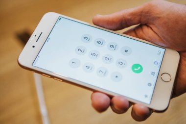 Berlin, 2 Ekim 2017: iphone 8 ve 8, artı ve satış resmi Apple Store Berlin'de yeni Apple ürünleri iphone tanıtımı. Alıcı yeni iphone 8 artı tutar.