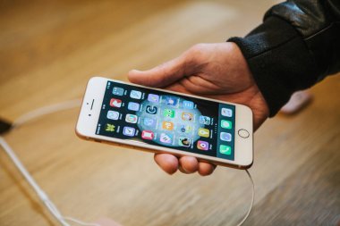Berlin, 2 Ekim 2017: iphone 8 ve 8, artı ve satış resmi Apple Store Berlin'de yeni Apple ürünleri iphone tanıtımı. Alıcı yeni iphone 8 artı tutar.