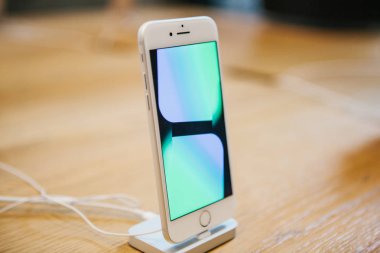 Berlin, 2 Ekim 2017: iphone 8 ve 8, artı ve satış resmi Apple Store Berlin'de yeni Apple ürünleri iphone tanıtımı. Yeni iphone 8 Plus.