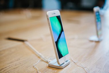 Berlin, 2 Ekim 2017: iphone 8 ve 8, artı ve satış resmi Apple Store Berlin'de yeni Apple ürünleri iphone tanıtımı. Bir satırda yeni iPhone stand.