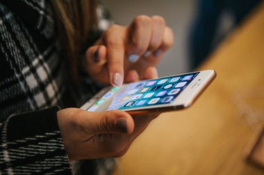 Berlin, 2 Ekim 2017: iphone 8 ve 8, artı ve satış resmi Apple Store Berlin'de yeni Apple ürünleri iphone tanıtımı. Alıcı yeni iphone 8 artı tutar.