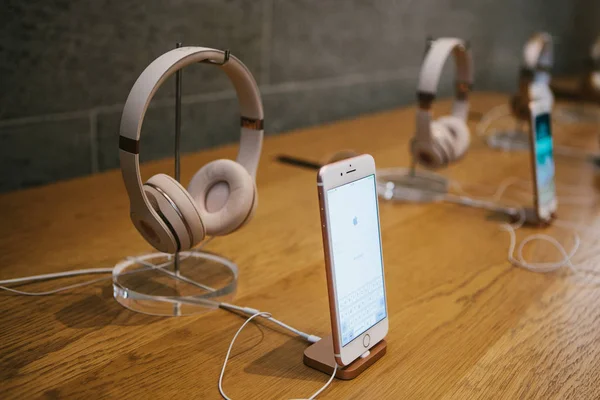 Berlin, 2 Ekim 2017: Tanıtım 8 ve 8 artı iphone ve resmi Apple Store yeni Apple ürünleri satışı. Yeni iphone ve kablosuz kulaklık yener Solo3 üst üste stand.