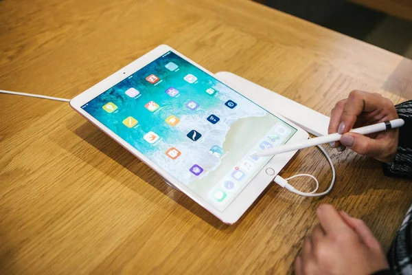 Berlin, 2 Ekim 2017: yeni gelişmiş tablet Ipad Pro resmi Apple Store sunulması. Alıcı görünüyor ve satın alma için yeni bir aracı çalışır.