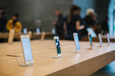 Berlin, 2 Ekim 2017: iphone 8 ve 8, artı ve satış resmi Apple Store Berlin'de yeni Apple ürünleri iphone tanıtımı. Bir satırda yeni iPhone stand.