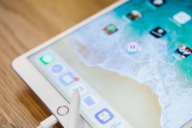 Berlin, 2 Ekim 2017: yeni gelişmiş tablet Ipad Pro resmi Apple Store sunulması. Alıcı görünüyor ve satın alma için yeni bir aracı çalışır.