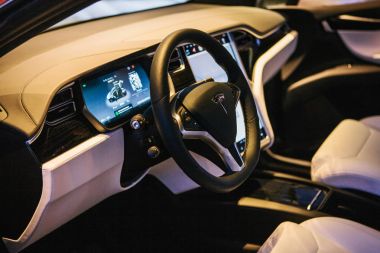 Berlin, 2 Ekim 2017: İç marka adı Tesla ile bir elektrikli otomobil Tesla model X. dümen.