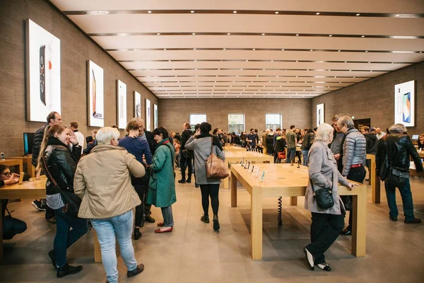 Berlin, 2 Ekim 2017: iphone 8 ve 8, artı ve yeni Apple ürünleri satış resmi Apple Store iphone tanıtımı. Alıcılar yeni iphone izliyor. Uzun zamandır beklenen olay.