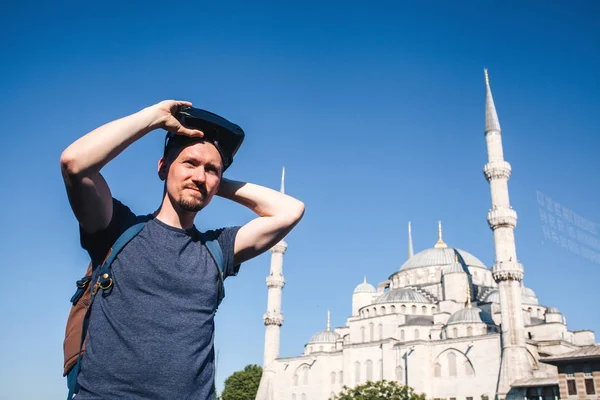 A traveler, virtuális valóság szemüveg. A koncepció a virtuális utazás a világ minden tájáról. A háttérben a Kék mecset Sultanahmet-Isztambul, Törökország. Jövőbeni technológia koncepció. — Stock Fotó