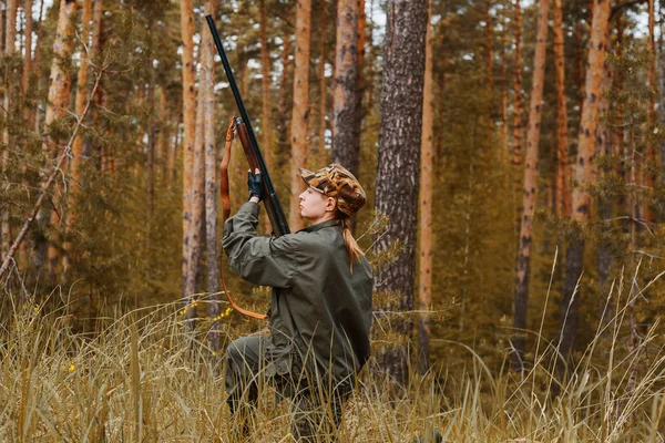 Jägerin im Wald. Herbstjagdsaison. Sport im Freien. — Stockfoto