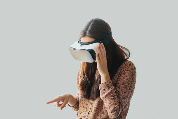 Mujer joven con gafas de realidad virtual. Tecnologías modernas. El concepto de tecnología futura. El concepto de un estudio remoto . —  Fotos de Stock