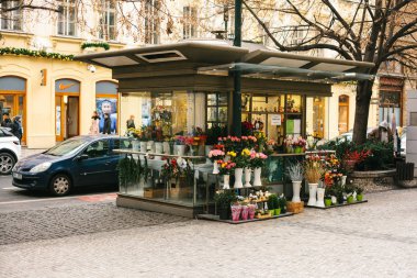 Prag, 24 Aralık 2016: Prag sokak - Noel çelenk ve yol boyunca araba ayakta süslenmiş bina arka plan üzerinde çiçekler durak