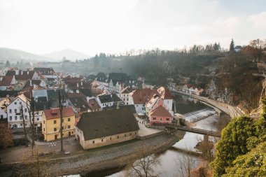 Güzel otantik evler ve sokaklar bir nehir ve bir köprü Çek Cumhuriyeti Cesky Krumlov şehri ile bir görünüme havadan. Dünyanın en güzel küçük kentlerinden biri. Europe.