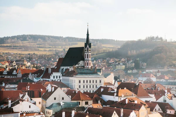 Uitzicht op de stad van de huizen en de kerk van St. Vitus in Cesky Krumlov in Tsjechië. De kerk is één van de belangrijkste bezienswaardigheden van de stad. — Stockfoto